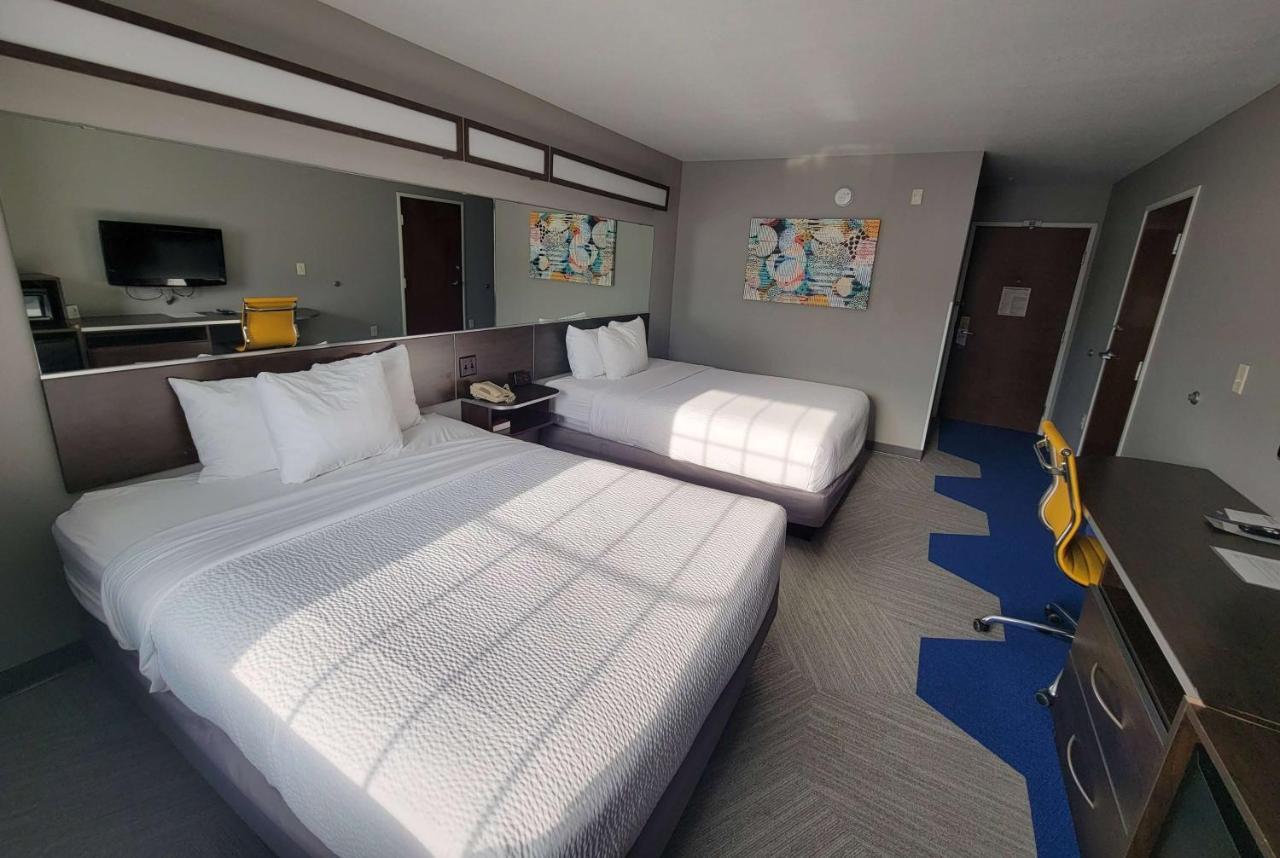 Microtel Inn & Suites By Wyndham Bluffs Каунсил-Блафс Экстерьер фото