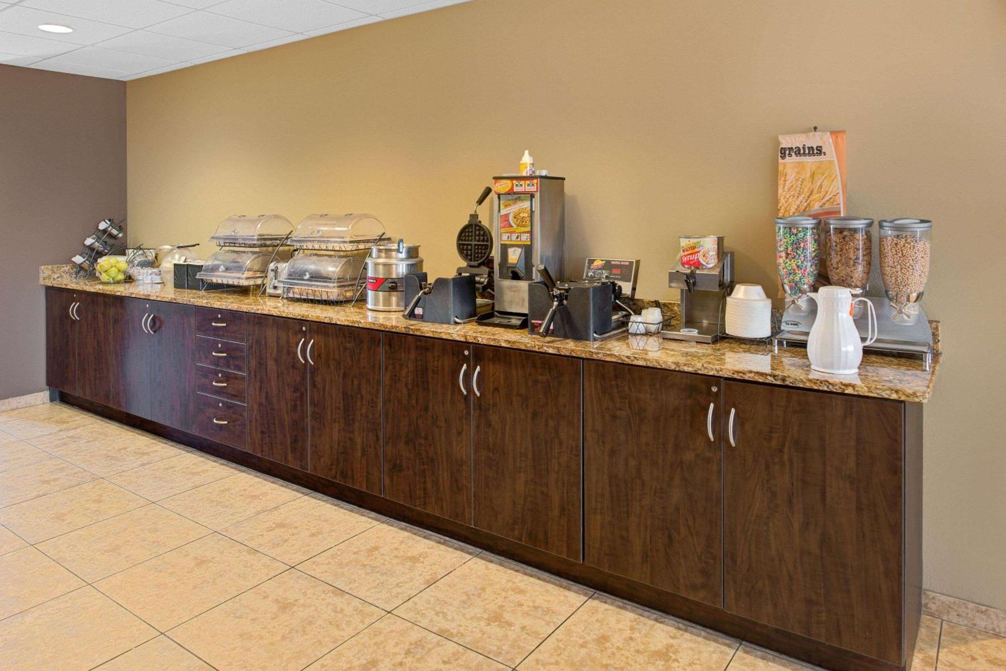 Microtel Inn & Suites By Wyndham Bluffs Каунсил-Блафс Экстерьер фото