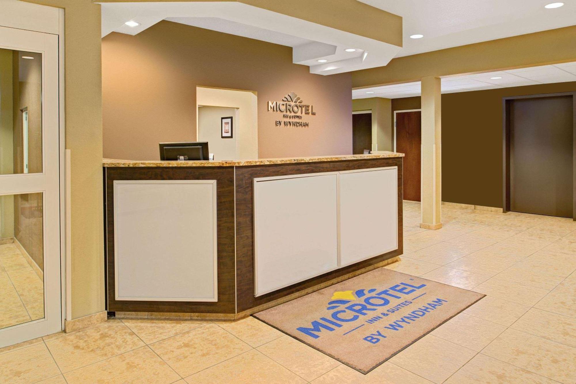 Microtel Inn & Suites By Wyndham Bluffs Каунсил-Блафс Экстерьер фото