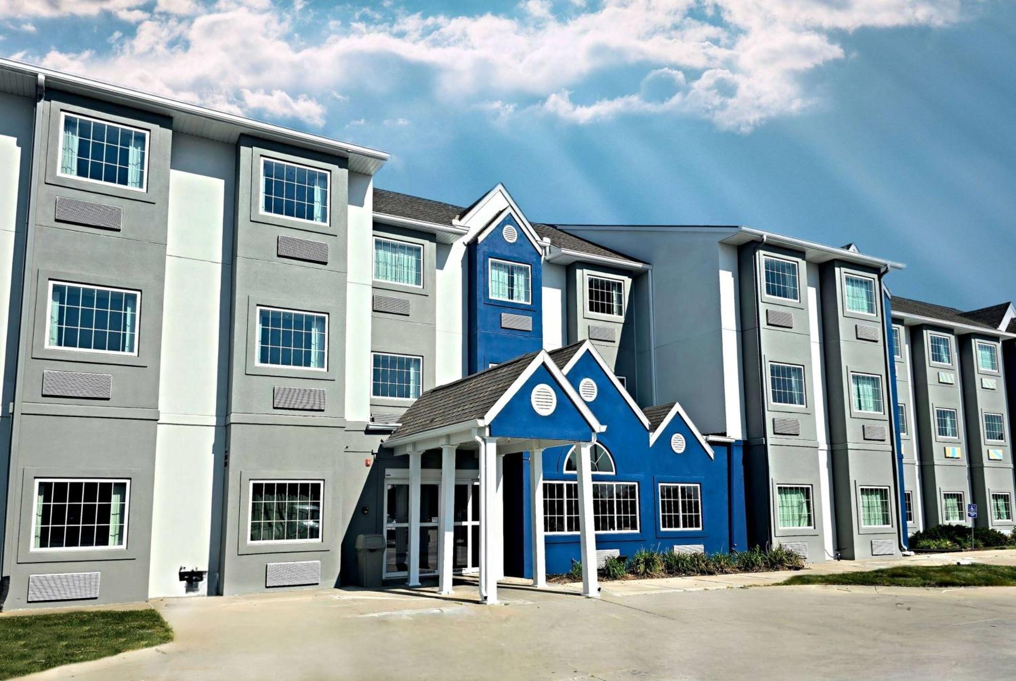 Microtel Inn & Suites By Wyndham Bluffs Каунсил-Блафс Экстерьер фото